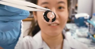 Des Chercheurs Développent des Lentilles Connectées Alimentées par les Larmes Humaines