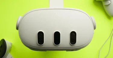 Vue de dessus du casque VR Meta Quest 3 sur fond vert, utilisé pour le streaming de films Disney+ en mode cinéma virtuel.