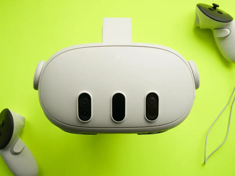 Vue de dessus du casque VR Meta Quest 3 sur fond vert, utilisé pour le streaming de films Disney+ en mode cinéma virtuel.