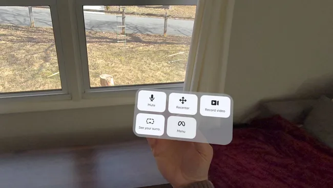 Vue subjective d'un utilisateur de Meta Quest utilisant le suivi des mains : un menu virtuel transparent "Expanded Quick Actions" flotte au-dessus de la paume, affichant les icônes Mute, Recenter, Record video, See your surroundings et Menu.