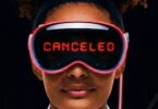 Femme portant un casque Apple Vision Pro entouré d'un halo lumineux rouge avec l'inscription CANCELED en lettres néon rouges affichée sur la visière, illustration symbolique de l'abandon du projet par Apple en avril 2026