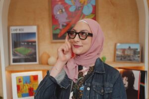 Jeune femme portant des lunettes connectées au design discret façon monture lifestyle moderne