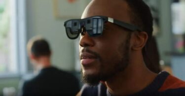 Homme portant des lunettes connectées noires avec composants électroniques visibles sur les branches, illustrant la prochaine génération de smart glasses haut de gamme propulsées par Android XR