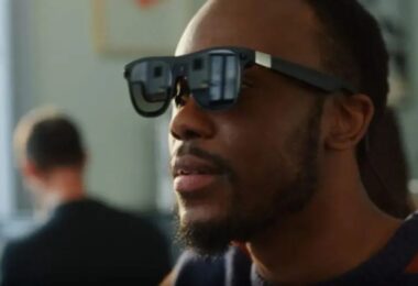 Homme portant des lunettes connectées noires avec composants électroniques visibles sur les branches, illustrant la prochaine génération de smart glasses haut de gamme propulsées par Android XR