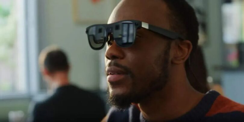 Homme portant des lunettes connectées noires avec composants électroniques visibles sur les branches, illustrant la prochaine génération de smart glasses haut de gamme propulsées par Android XR