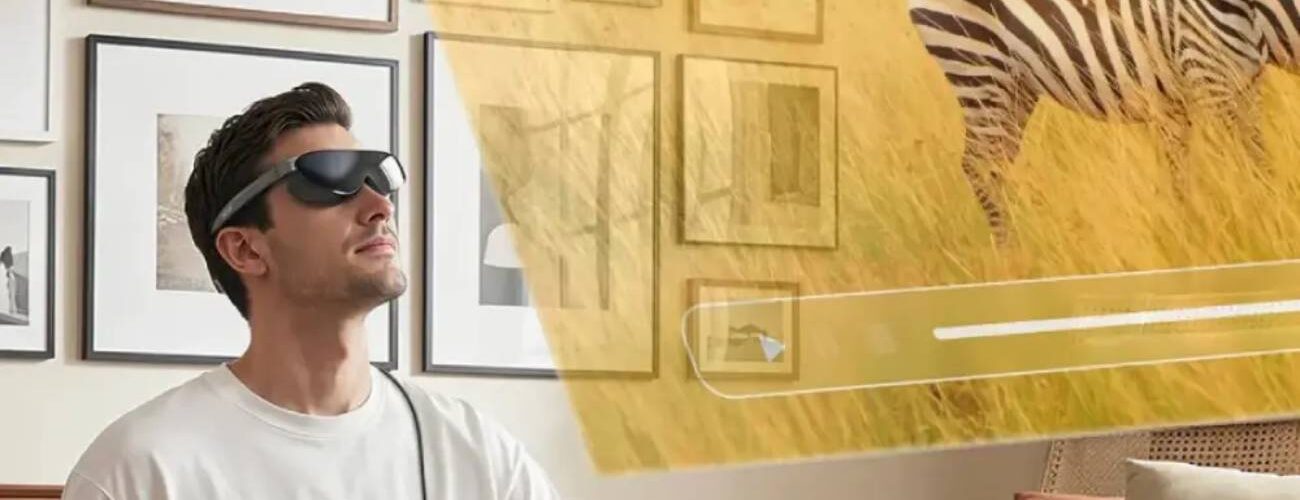 Homme portant les lunettes AR Acer AR Vision GR0 avec écran virtuel projeté dans le salon, affichage immersif micro-OLED simulant un grand écran de 172 pouces