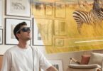 Homme portant les lunettes AR Acer AR Vision GR0 avec écran virtuel projeté dans le salon, affichage immersif micro-OLED simulant un grand écran de 172 pouces