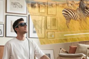 Homme portant les lunettes AR Acer AR Vision GR0 avec écran virtuel projeté dans le salon, affichage immersif micro-OLED simulant un grand écran de 172 pouces