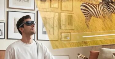 Homme portant les lunettes AR Acer AR Vision GR0 avec écran virtuel projeté dans le salon, affichage immersif micro-OLED simulant un grand écran de 172 pouces