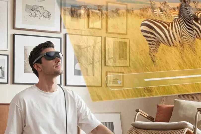 Homme portant les lunettes AR Acer AR Vision GR0 avec écran virtuel projeté dans le salon, affichage immersif micro-OLED simulant un grand écran de 172 pouces