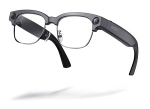 Lunettes IA Acer GI0 GI100 vue trois-quarts, monture browline grise façon lunettes classiques avec caméra 12 Mpx intégrée sur la branche droite et branches épaisses logeant batterie et microphones