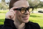 Femme portant les Mentra Live, lunettes connectées open source caméra HD 12 mégapixels compatibles livestream OnlyFans Twitch TikTok, alternative légère 43 grammes au Ray-Ban Meta