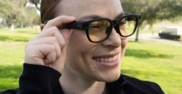Femme portant les Mentra Live, lunettes connectées open source caméra HD 12 mégapixels compatibles livestream OnlyFans Twitch TikTok, alternative légère 43 grammes au Ray-Ban Meta