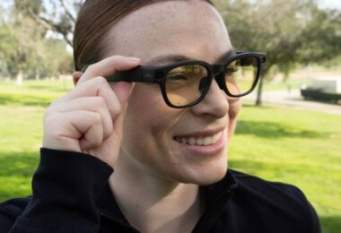 Femme portant les Mentra Live, lunettes connectées open source caméra HD 12 mégapixels compatibles livestream OnlyFans Twitch TikTok, alternative légère 43 grammes au Ray-Ban Meta