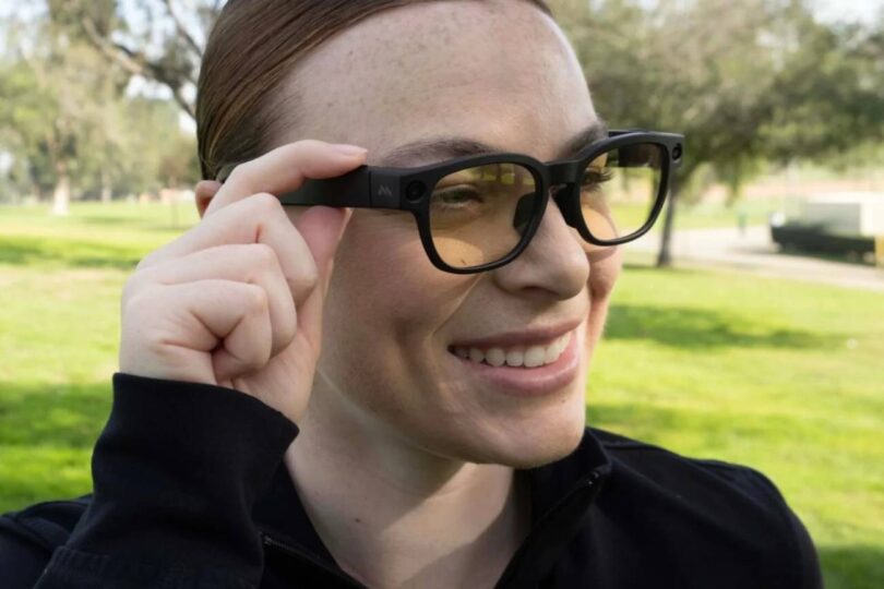 Femme portant les Mentra Live, lunettes connectées open source caméra HD 12 mégapixels compatibles livestream OnlyFans Twitch TikTok, alternative légère 43 grammes au Ray-Ban Meta