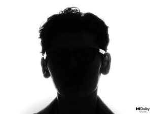 Teaser officiel RayNeo GT Max lunettes AR Dolby Vision premier modèle au monde certifié dynamic metadata, silhouette homme portant monture fine sur fond blanc avec logo Dolby Vision