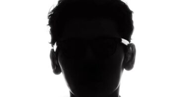 Teaser officiel RayNeo GT Max lunettes AR Dolby Vision premier modèle au monde certifié dynamic metadata, silhouette homme portant monture fine sur fond blanc avec logo Dolby Vision
