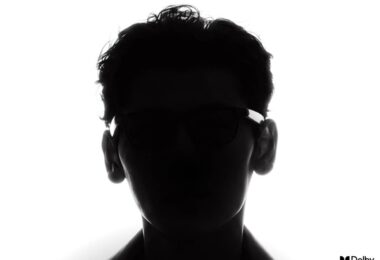 Teaser officiel RayNeo GT Max lunettes AR Dolby Vision premier modèle au monde certifié dynamic metadata, silhouette homme portant monture fine sur fond blanc avec logo Dolby Vision