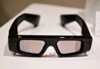 Snap Specs prototype lunettes AR autonomes Snapchat design rectangulaire noir branches épaisses verres transparents avec reflet rosé optical combiners lancement automne 2026 à 2 500 dollars