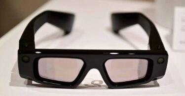 Snap Specs prototype lunettes AR autonomes Snapchat design rectangulaire noir branches épaisses verres transparents avec reflet rosé optical combiners lancement automne 2026 à 2 500 dollars