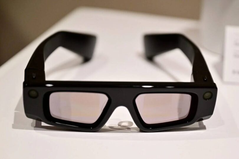 Snap Specs prototype lunettes AR autonomes Snapchat design rectangulaire noir branches épaisses verres transparents avec reflet rosé optical combiners lancement automne 2026 à 2 500 dollars