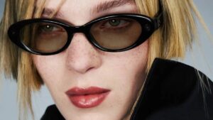 Lunettes Android XR Gentle Monster portées par une mannequin, monture ovale noire signée du designer coréen pour l'eyewear intelligent Google et Samsung lancé à l'automne 2026 avec Gemini