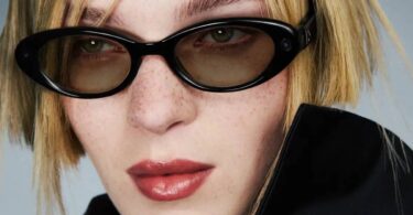 Lunettes Android XR Gentle Monster portées par une mannequin, monture ovale noire signée du designer coréen pour l'eyewear intelligent Google et Samsung lancé à l'automne 2026 avec Gemini