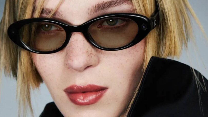 Lunettes Android XR Gentle Monster portées par une mannequin, monture ovale noire signée du designer coréen pour l'eyewear intelligent Google et Samsung lancé à l'automne 2026 avec Gemini