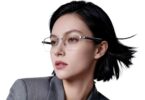 Lunettes audio AI au design discret type Vidda G11 et Xiaomi Mijia portées par une jeune femme