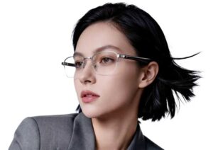Lunettes audio AI au design discret type Vidda G11 et Xiaomi Mijia portées par une jeune femme