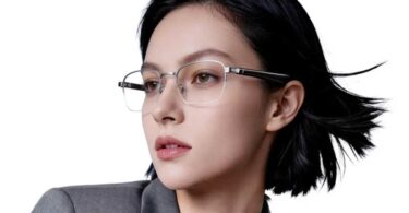 Lunettes audio AI au design discret type Vidda G11 et Xiaomi Mijia portées par une jeune femme