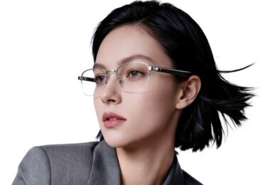 Lunettes audio AI au design discret type Vidda G11 et Xiaomi Mijia portées par une jeune femme