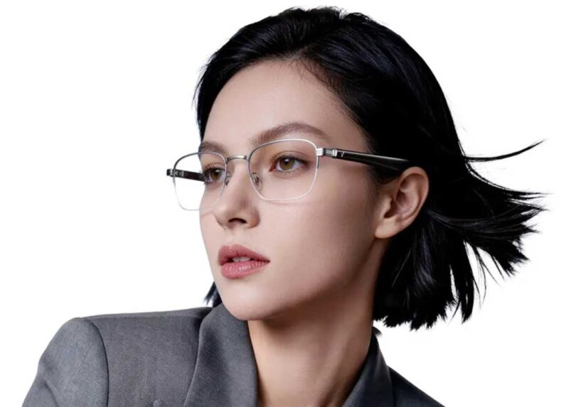 Lunettes audio AI au design discret type Vidda G11 et Xiaomi Mijia portées par une jeune femme