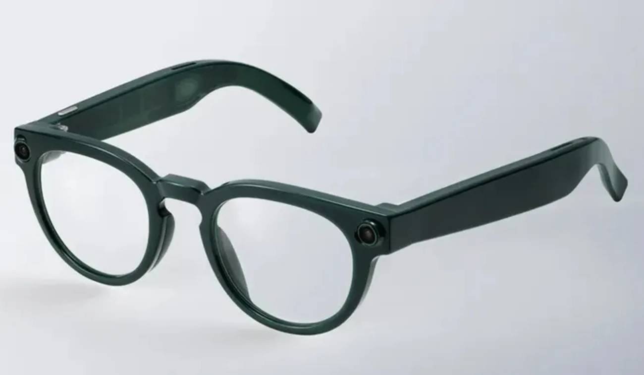 Lunettes Android XR Warby Parker monture ronde verte vue trois-quarts avec deux caméras frontales visibles sur le coin gauche du frame et la branche droite, design refined and timeless pour l'intelligent eyewear Google Samsung automne 2026