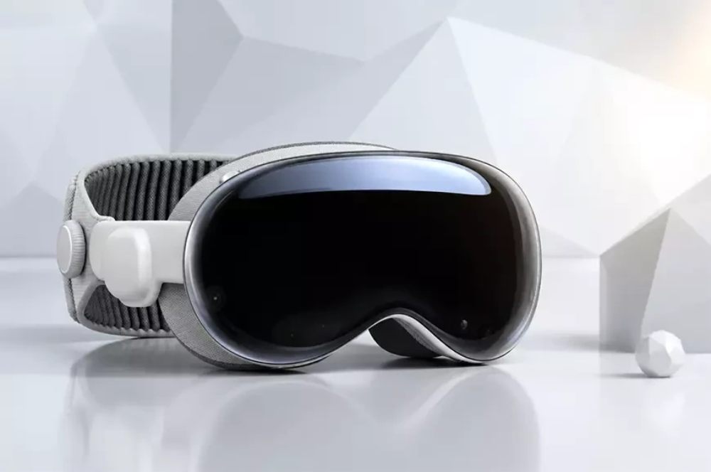 Apple Vision Pro vu de trois quarts avec sa façade en verre incurvé et son bandeau tissé, le casque requis pour regarder les matchs MLB en direct au format Apple Immersive en 3D 8K.