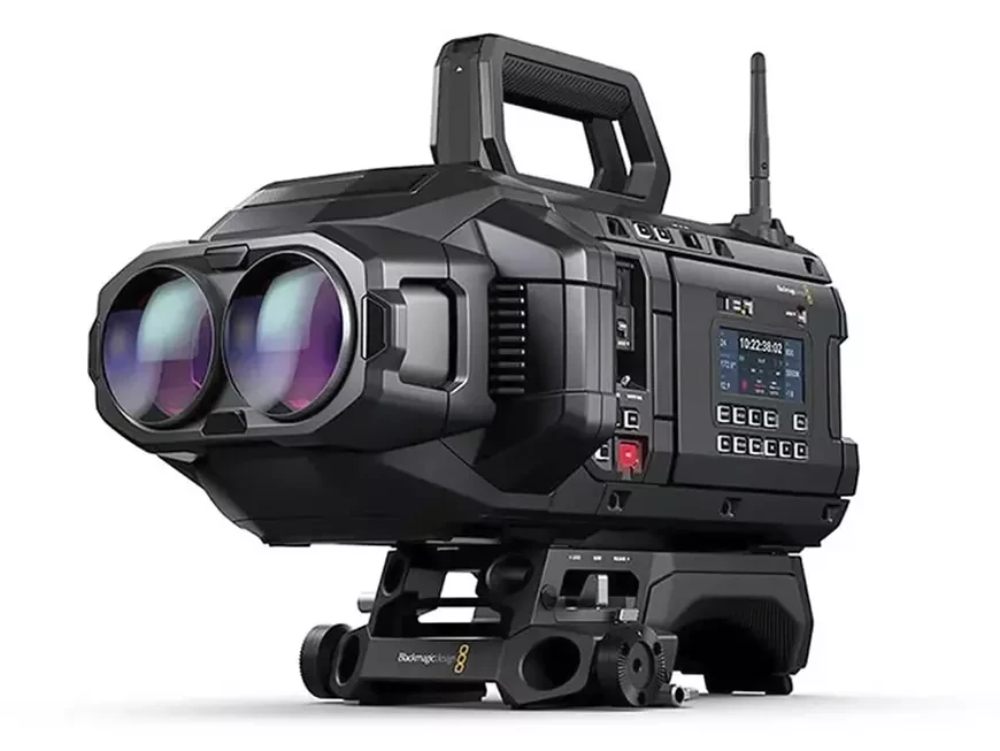 Caméra Blackmagic URSA Cine Immersive de trois quarts avant, avec son bloc à deux objectifs stéréoscopiques, utilisée par Apple pour filmer les matchs MLB en 8K par œil et 180 degrés sur Vision Pro.