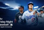 Apple Vision Pro M5 posé devant un stade de baseball illuminé, illustrant la diffusion en direct des matchs MLB en 3D 8K immersive à 180 degrés via Apple Immersive et l'abonnement Apple TV.