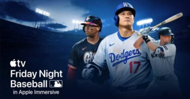 Apple Vision Pro M5 posé devant un stade de baseball illuminé, illustrant la diffusion en direct des matchs MLB en 3D 8K immersive à 180 degrés via Apple Immersive et l'abonnement Apple TV.