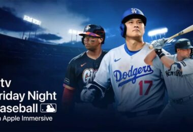 Apple Vision Pro M5 posé devant un stade de baseball illuminé, illustrant la diffusion en direct des matchs MLB en 3D 8K immersive à 180 degrés via Apple Immersive et l'abonnement Apple TV.