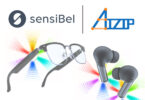Logos sensiBel et Aizip au-dessus d'une paire de lunettes connectées et d'écouteurs true wireless entourés d'ondes sonores colorées, illustrant le partenariat micro MEMS optique et IA de beamforming embarquée.