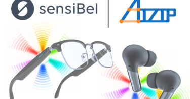 Logos sensiBel et Aizip au-dessus d'une paire de lunettes connectées et d'écouteurs true wireless entourés d'ondes sonores colorées, illustrant le partenariat micro MEMS optique et IA de beamforming embarquée.