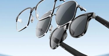 Les trois façades interchangeables des lunettes connectées Rogbid VisionW en lévitation sur fond bleu : monture carrée demi-cerclée en métal, aviateur à verres solaires foncés et modèle acétate vintage à branches épaisses intégrant les haut-parleurs.