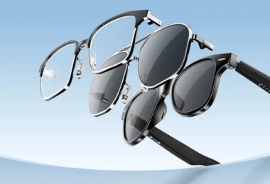 Les trois façades interchangeables des lunettes connectées Rogbid VisionW en lévitation sur fond bleu : monture carrée demi-cerclée en métal, aviateur à verres solaires foncés et modèle acétate vintage à branches épaisses intégrant les haut-parleurs.
