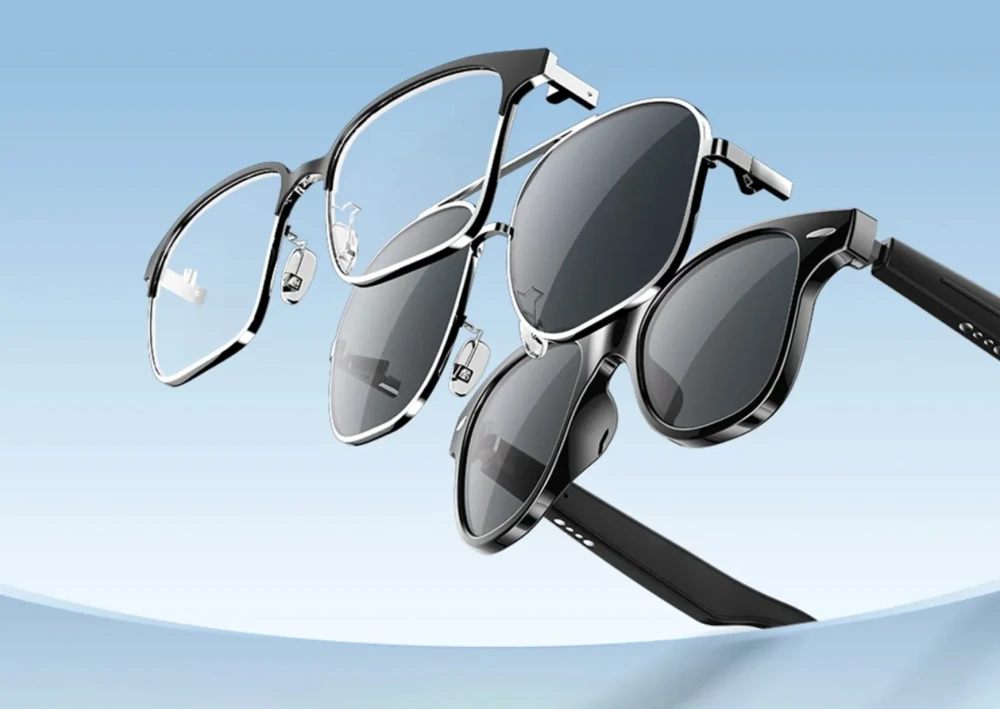 Les trois façades interchangeables des lunettes connectées Rogbid VisionW en lévitation sur fond bleu : monture carrée demi-cerclée en métal, aviateur à verres solaires foncés et modèle acétate vintage à branches épaisses intégrant les haut-parleurs.